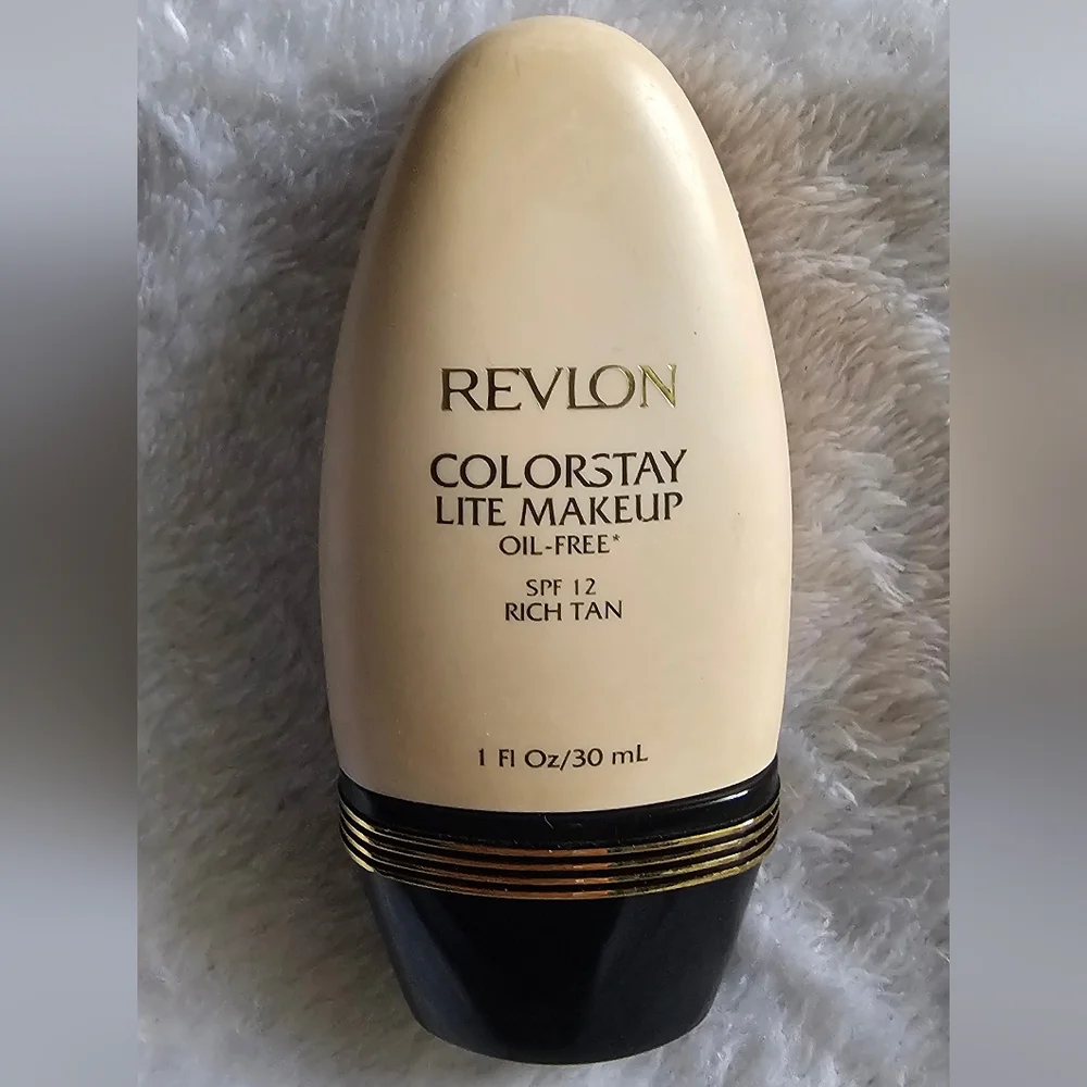 Revlon ColorStay Lite Makeup oil-free foundation in the shade Rich Tan